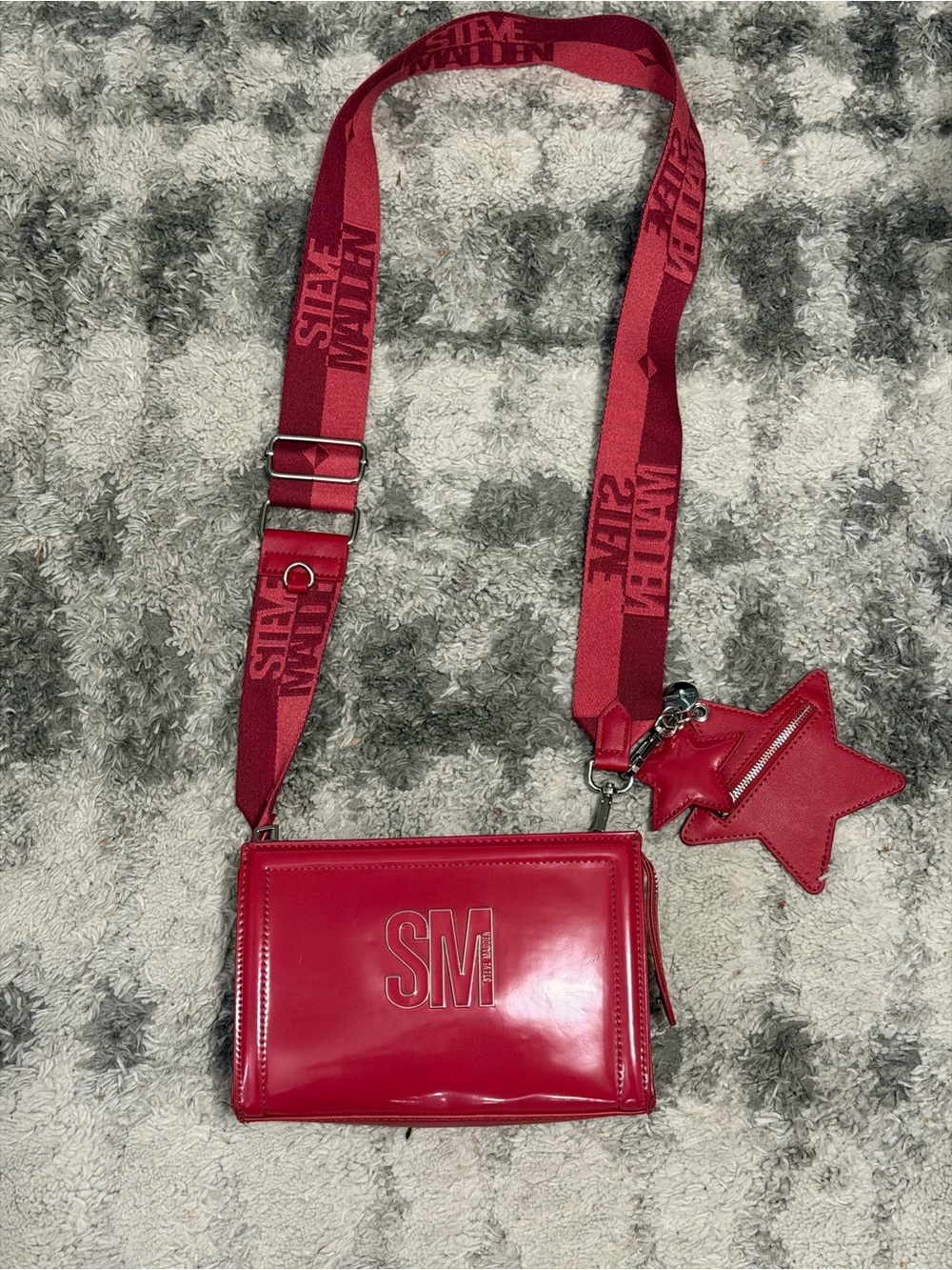 Steve Madden SM Red Crossbody Bag Purse Star Charm Wide Strap Women’s